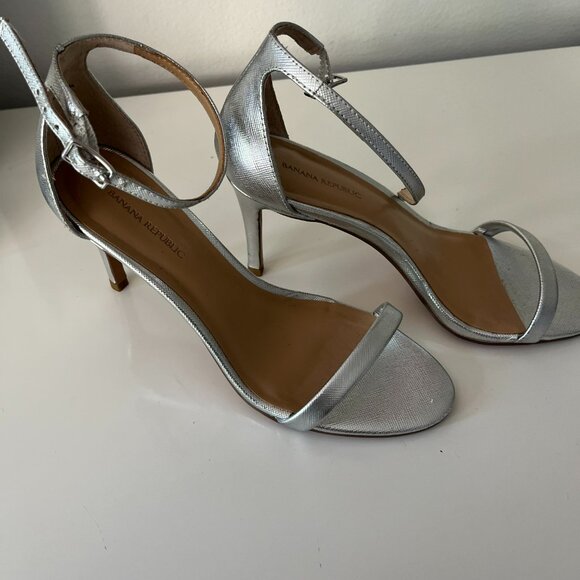 BANANA REPUBLIC - LEATHR SILVER METALLIC SANDALS - WORN ONCE - Picture 2 of 4
